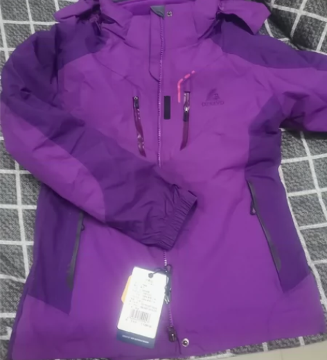 女款冲锋衣，因胖了穿着紧[捂脸哭]全新便宜...