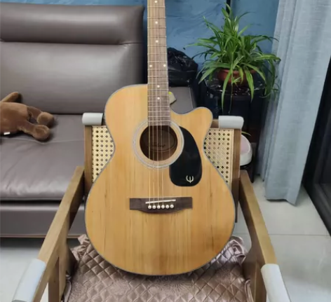 家里大学生毕业了，一千多的六弦琴只玩了几个...