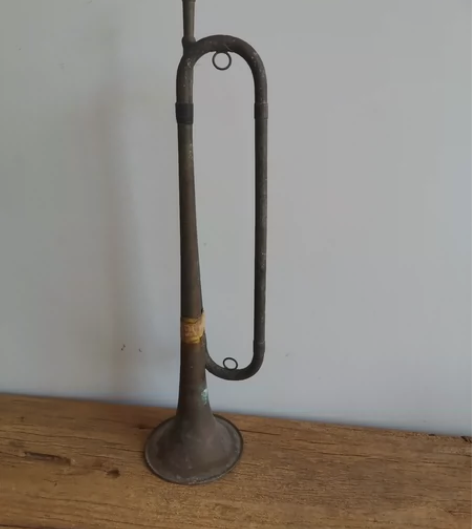 民宿怀旧老物件，老铜号，长号，冲锋号 高5...