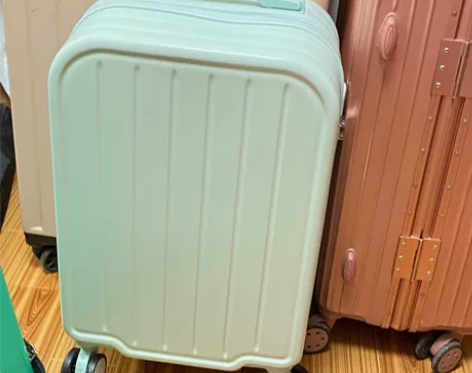 闲置出一个20寸纯白色行李箱，之前300多...