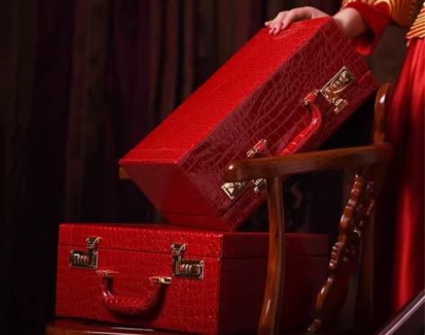 中国风红色结婚手提箱女 复古鳄鱼纹婚庆皮箱...
