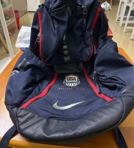 nike美国队 精英篮球书包 当时在专柜买...