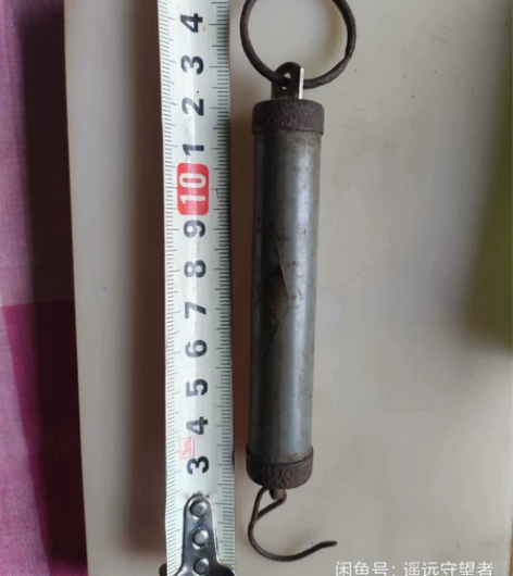旧物，弹簧秤。还能用，准不准不清楚，拉开还...