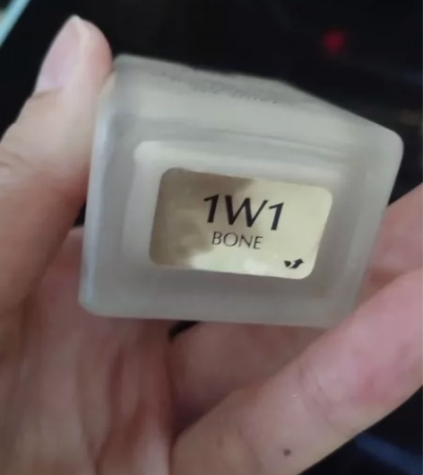 雅诗兰黛dw粉底液大概还剩一半多，包邮出，...