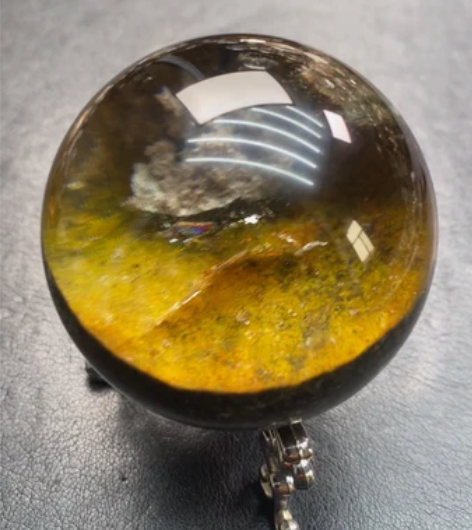 黄色金沙幽灵打底，红色胶花在中间，后面是紫...