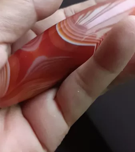 天然玛瑙手把件 大小：长度92MM，直径2...