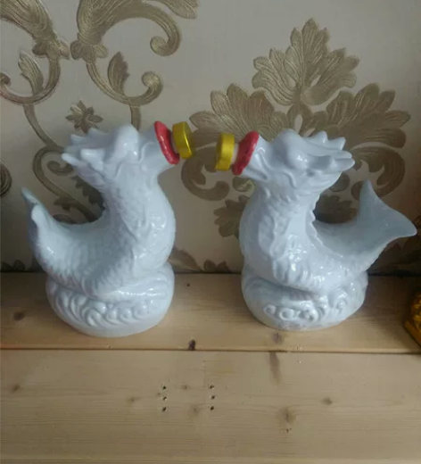 两个小鱼空瓶子。完好酒柜摆件。 感兴趣的话...