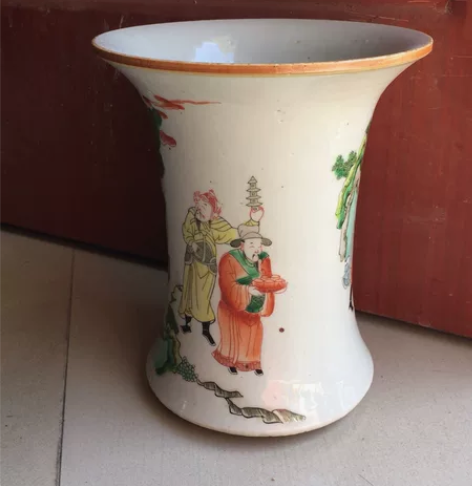 粉彩手绘人物笔筒摆件，高20.3宽17厘米...