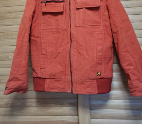 金 狐狸品牌的夹克衫，原价1000多块钱，...