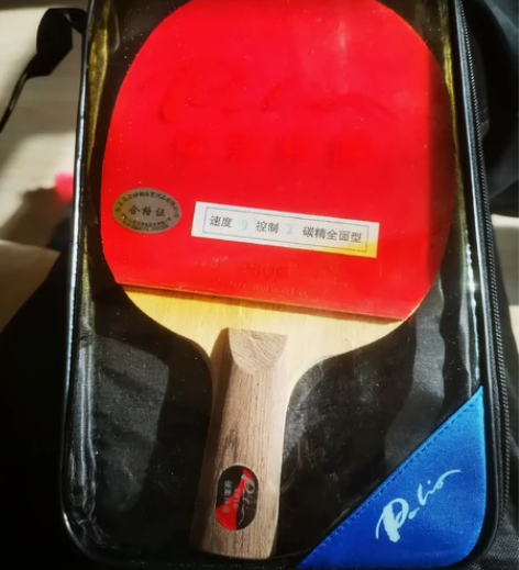 乒乓球拍和球 全新的PALIO碳素执拍六只...