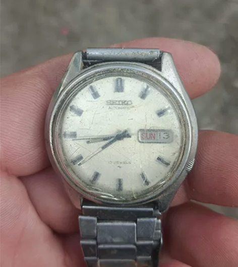 今天新收日本精工老手表一块。磕着磕着还能走...
