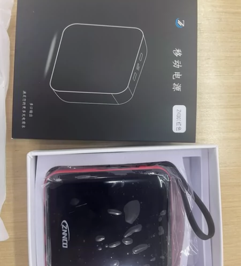 znnco充电宝， 20000容量， 自带...