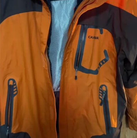 CARAVA品牌的冲锋号服，两件套穿的也可...