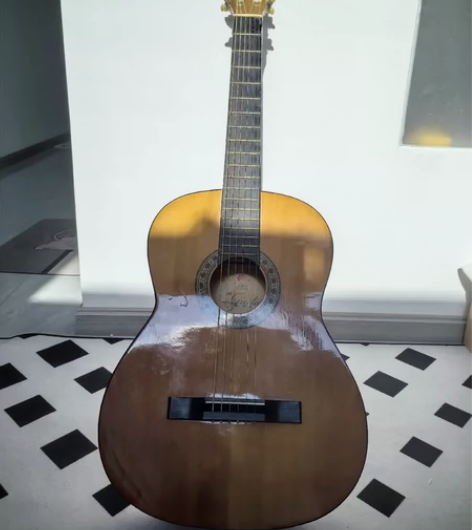 一把怀旧老吉他，有岁月的痕迹。因为要转玩别...