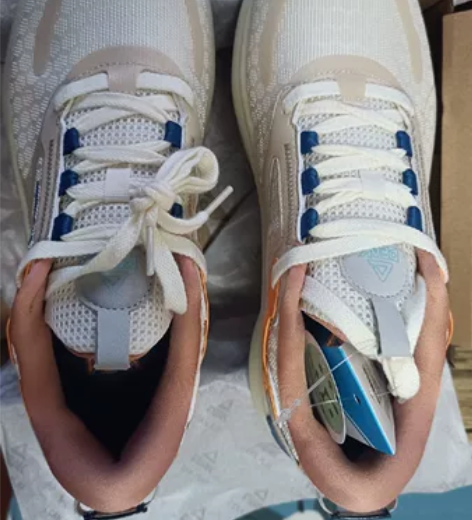 匹克，全新，41码，新款飞弧元力弹跑鞋。偏...