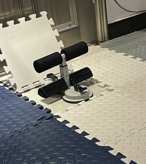 专为懒人女性设计的仰卧起坐辅助器，采用吸盘...