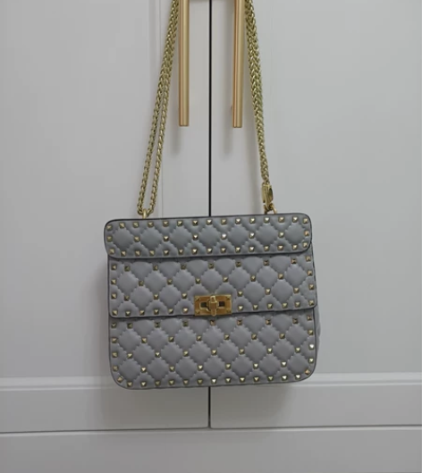 v家雾霾蓝链条柳钉包，八成新吧，很好装，很...