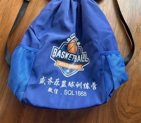 放篮球足球的双肩包.包口宽大好放.内有里衬...
