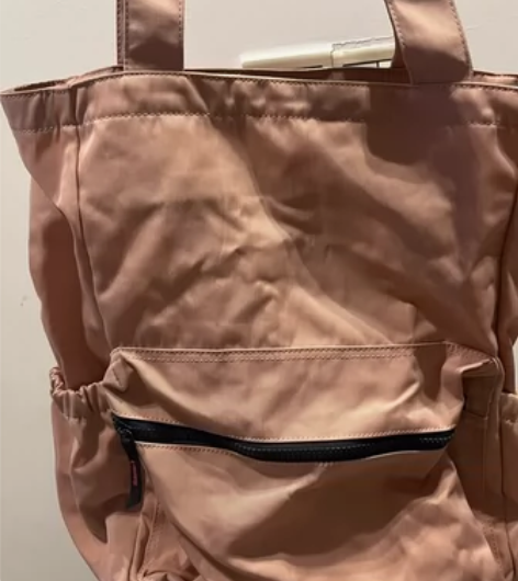 出一个粉色单肩包 容量大 防水布料 买来1...