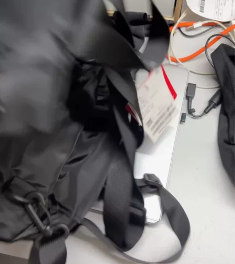 骆驼双肩背游泳防水包。全新吊牌在。 感兴趣...