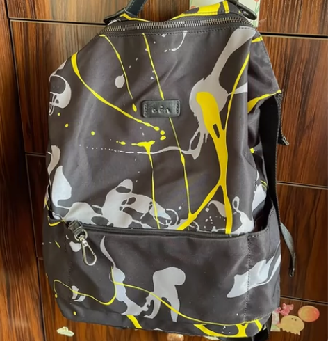 皮饰防水面料双肩背包，可以放进一个档案袋大...