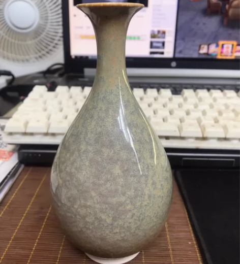 景德镇陶瓷小花瓶，自己全手工制作，瓶口有个...