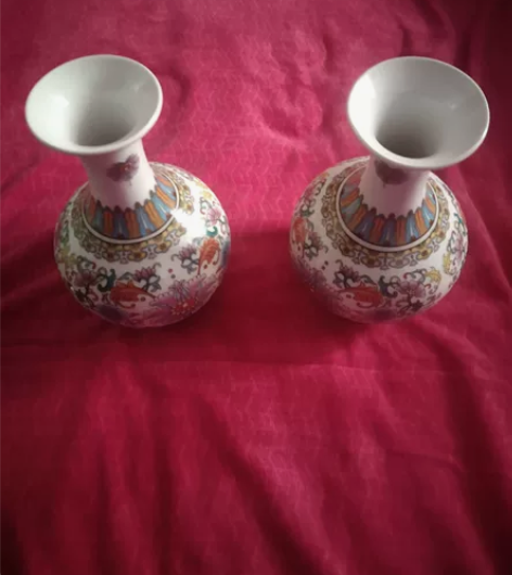 景德镇花瓶一对99元包邮，要的联系。 感兴...