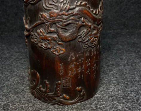 竹雕笔筒 竹雕也称竹刻，是在竹制的器物上雕...