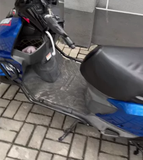 20年铃木神车UY  万元价位踏板车的地表...