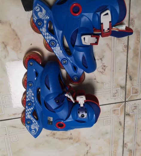 迪卡侬 轮滑鞋 买了孩子一直不滑 直接小了...