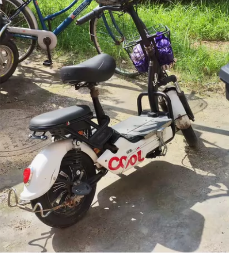 绿源电动车48V   至少能跑20多公里 ...