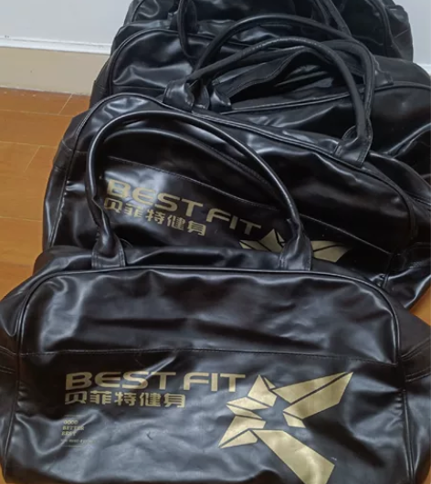 健身包，外皮有点痕，不明显。防水。软皮 4...