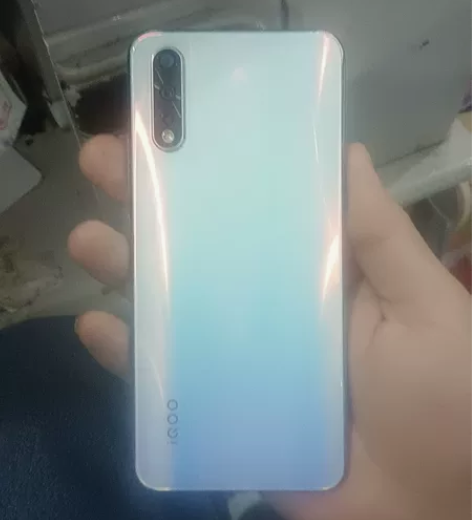 iQOOneo竞速版12+128内存，百元...