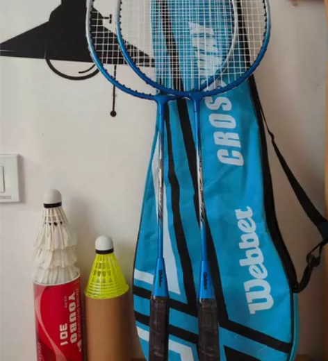 羽毛球拍,用过几次,还有八成新,里面有四个...