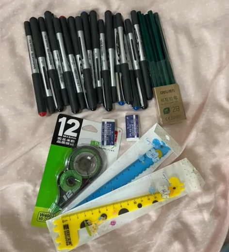 文具，修正带和尺子，还有得力2b铅笔，橡皮...