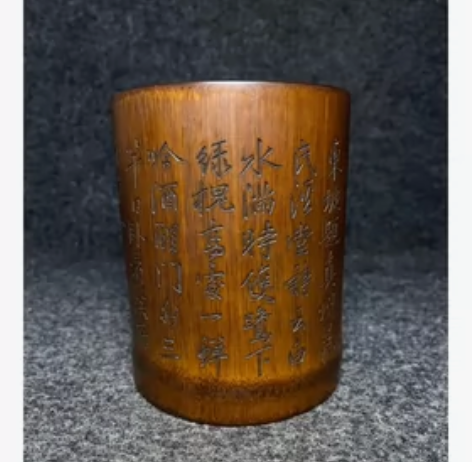 竹雕笔筒 竹雕也称竹刻，是在竹制的器物上雕...