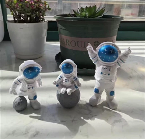 【亏本处理！】三个装宇航员摆件车载装饰小太...