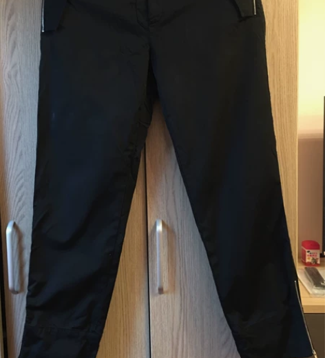 时尚潮流男裤。四个口袋都有拉链设计。可以防...