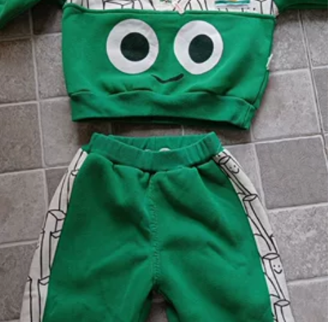 上身效果很好的一套衣服，加绒的，孩子衣服很...