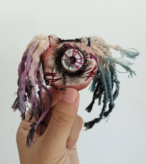 自己做的玩偶戒指和发夹 稍小的是戒指 棉布...