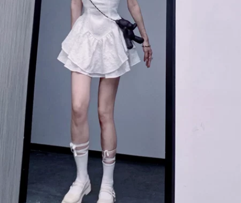 白色茶歇辣妹蕾丝娃娃裙纯欲泡泡袖短公主蓬蓬...