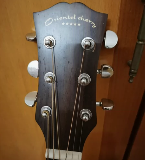 大学时买的吉他,1800多买的,41寸面单...