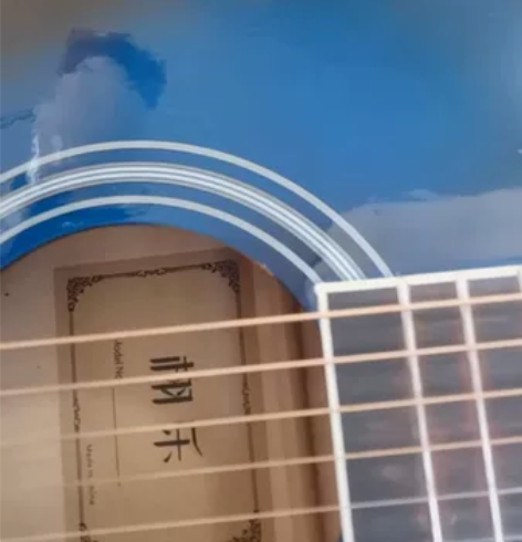 出收藏的民谣琴木吉他，封闭式旋钮，亮面油漆...