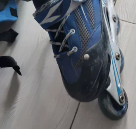 #直排轮滑鞋 小时候的滑鞋 旱冰鞋闲置了压...
