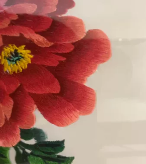 刺绣牡丹画长宽83厘米.实木装框玻璃镜框很...