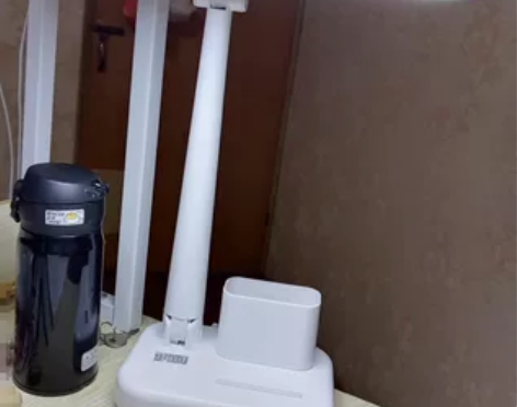 LED台灯，白色款，全新包邮 仅插电使用，...