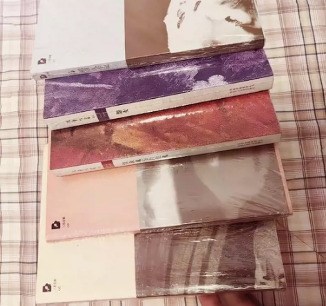 作家三毛图书一套，喜欢三毛的作品，朋友送的...