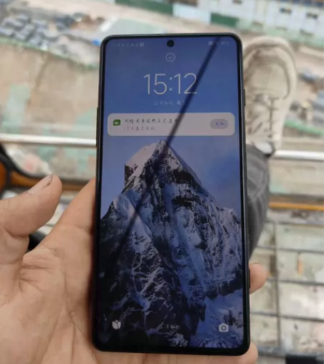 红米k40游戏增强版后盖又破碎，右下角有点...