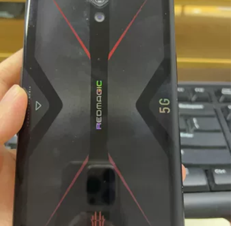 红魔    现在不充电   屏好有轻微老化...