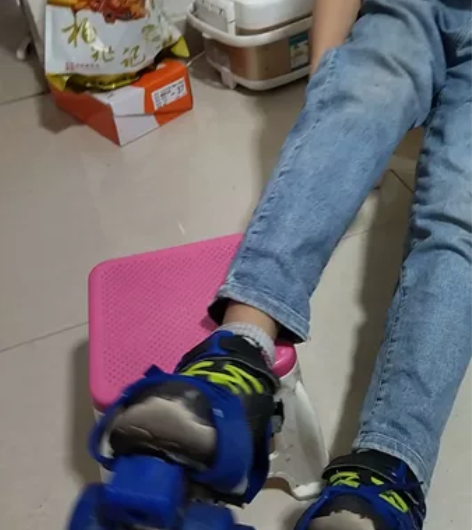 四轮滑冰鞋,就试穿了一下,孩子不喜欢,会单...